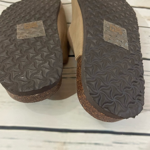 Muk-Luks Sandals like new no tags/box - Picture 4 of 7